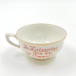 Porcelianinis Pirmosios Komunijos puodelis “Ter herinnering aan uw H. Communie” 140 ml 8,5×10,5×4,5 cm
