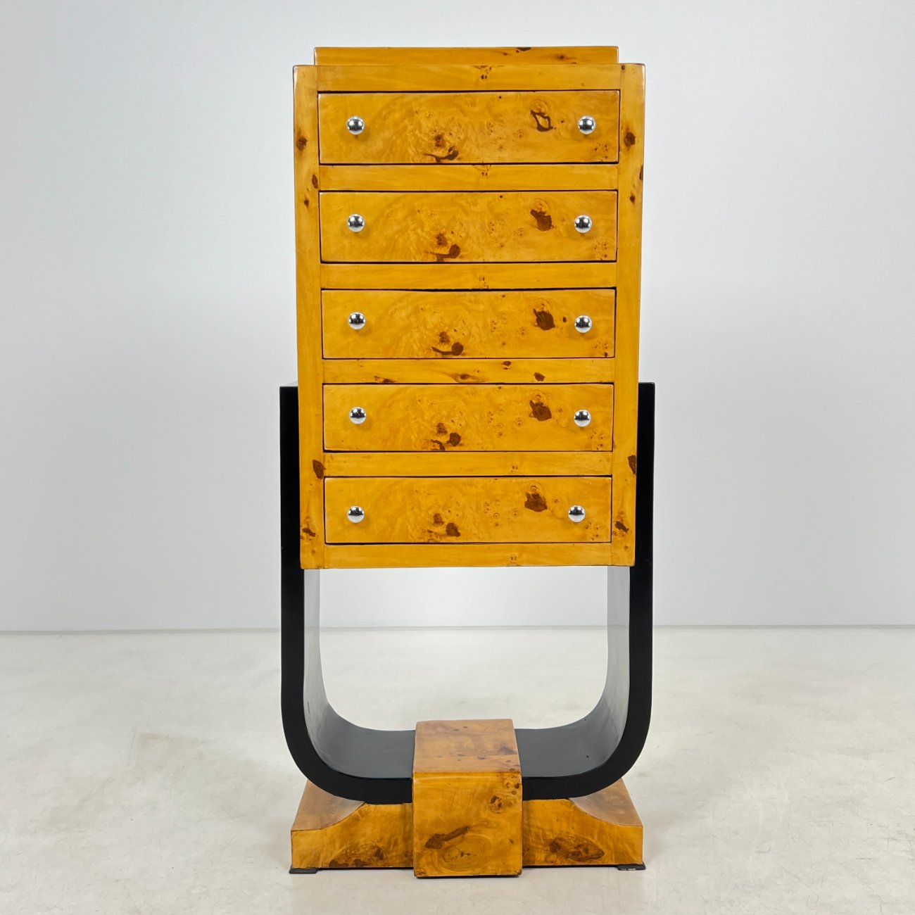 HF0341-komodos-0 Art deco stiliaus penkių stalčių komoda 38x63x137,5 cm