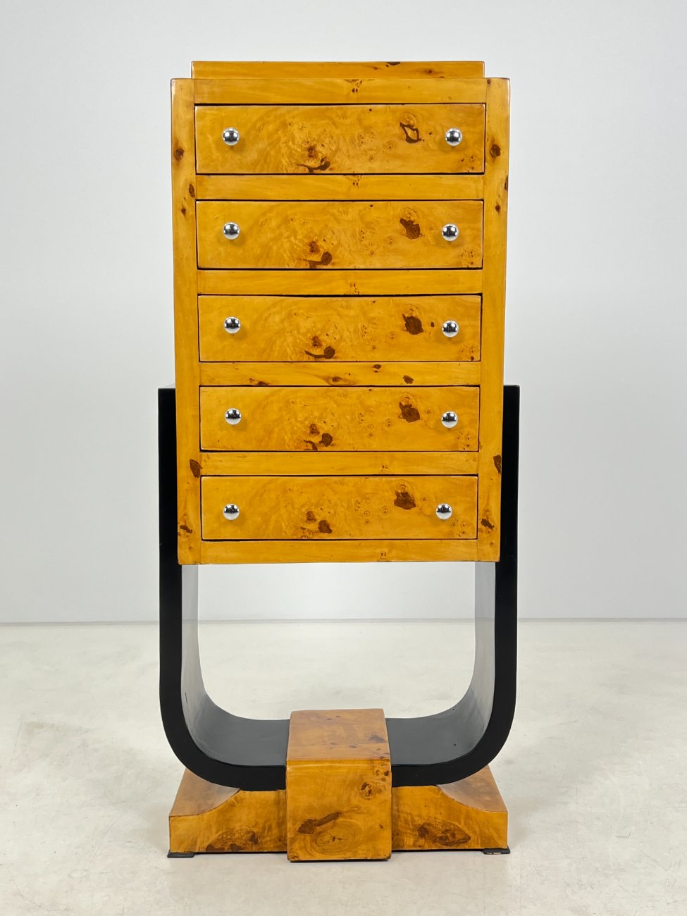 HF0341-komodos-1 Art deco stiliaus penkių stalčių komoda 38x63x137,5 cm