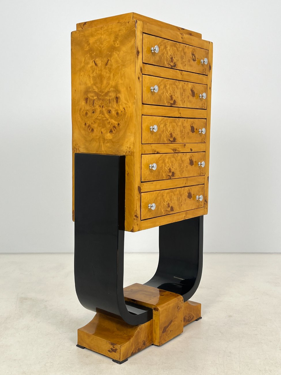 HF0341-komodos-3 Art deco stiliaus penkių stalčių komoda 38x63x137,5 cm