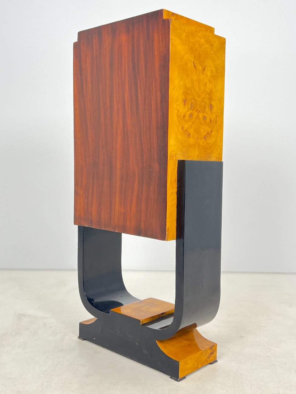 HF0341-komodos-9 Art deco stiliaus penkių stalčių komoda 38x63x137,5 cm