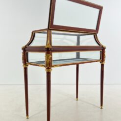 Rokoko stiliaus riešutmedžio vitrina su žalvario detalėmis 55x104x112 cm