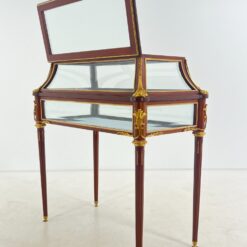 Rokoko stiliaus riešutmedžio vitrina su žalvario detalėmis 55x104x112 cm