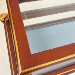 Rokoko stiliaus riešutmedžio vitrina su žalvario detalėmis 55x104x112 cm
