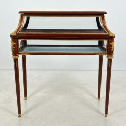 Rokoko stiliaus riešutmedžio vitrina su žalvario detalėmis 55x104x112 cm