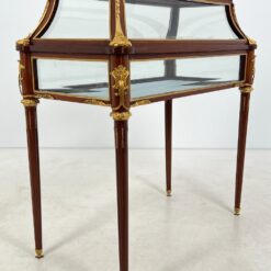Rokoko stiliaus riešutmedžio vitrina su žalvario detalėmis 55x104x112 cm