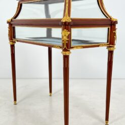 Rokoko stiliaus riešutmedžio vitrina su žalvario detalėmis 55x104x112 cm