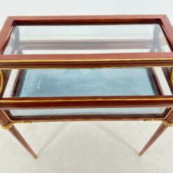 Rokoko stiliaus riešutmedžio vitrina su žalvario detalėmis 55x104x112 cm