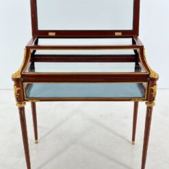 Rokoko stiliaus riešutmedžio vitrina su žalvario detalėmis 55x104x112 cm