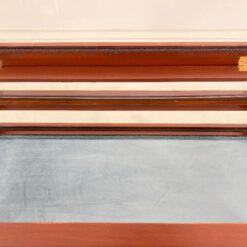 Rokoko stiliaus riešutmedžio vitrina su žalvario detalėmis 55x104x112 cm