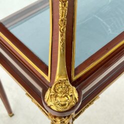 Rokoko stiliaus riešutmedžio vitrina su žalvario detalėmis 55x104x112 cm
