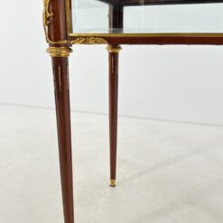 Rokoko stiliaus riešutmedžio vitrina su žalvario detalėmis 55x104x112 cm