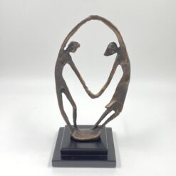 Metalinė skulptūra ant plastiko postamento "Vyras ir moteris" 11x14x28 cm