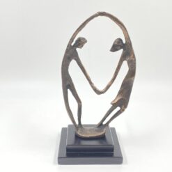 Metalinė skulptūra ant plastiko postamento “Vyras ir moteris” 11x14x28 cm