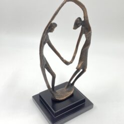 Metalinė skulptūra ant plastiko postamento “Vyras ir moteris” 11x14x28 cm