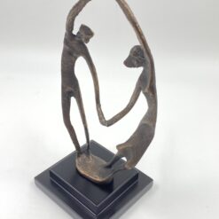 Metalinė skulptūra ant plastiko postamento “Vyras ir moteris” 11x14x28 cm