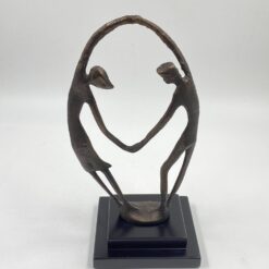 Metalinė skulptūra ant plastiko postamento “Vyras ir moteris” 11x14x28 cm