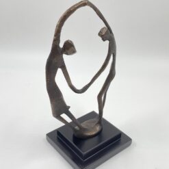 Metalinė skulptūra ant plastiko postamento “Vyras ir moteris” 11x14x28 cm