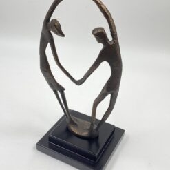 Metalinė skulptūra ant plastiko postamento “Vyras ir moteris” 11x14x28 cm