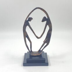Metalinė skulptūra ant plastiko postamento “Vyras ir moteris” 11x14x28 cm