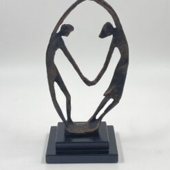 Metalinė skulptūra ant plastiko postamento “Vyras ir moteris” 11x14x28 cm