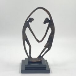 Metalinė skulptūra ant plastiko postamento “Vyras ir moteris” 11x14x28 cm