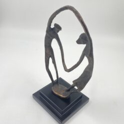 Metalinė skulptūra ant plastiko postamento “Vyras ir moteris” 11x14x28 cm