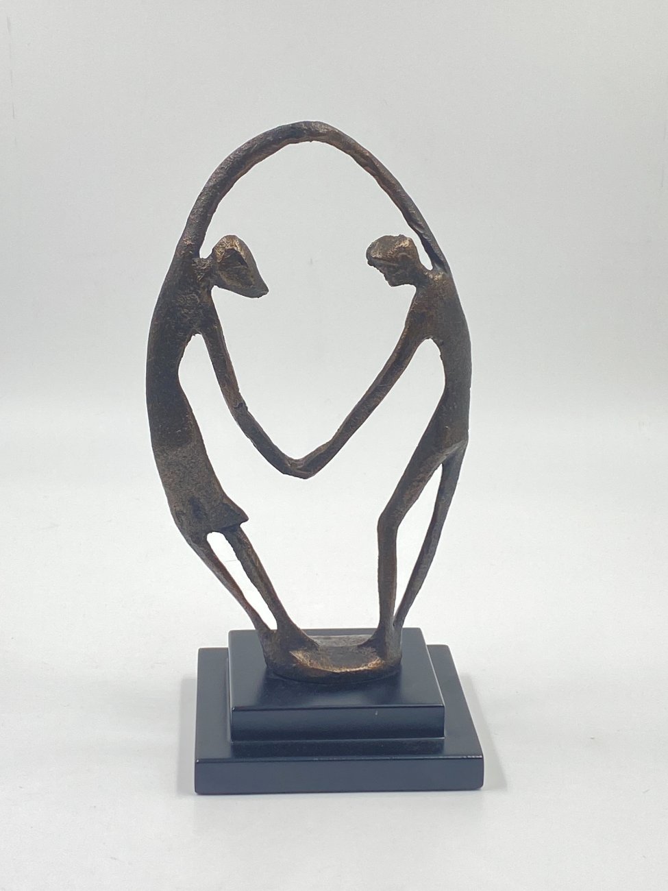 HF0360-kitokios-skulpturos-5 Metalinė skulptūra ant plastiko postamento “Vyras ir moteris” 11x14x28 cm