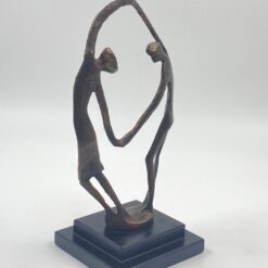 Metalinė skulptūra ant plastiko postamento “Vyras ir moteris” 11x14x28 cm