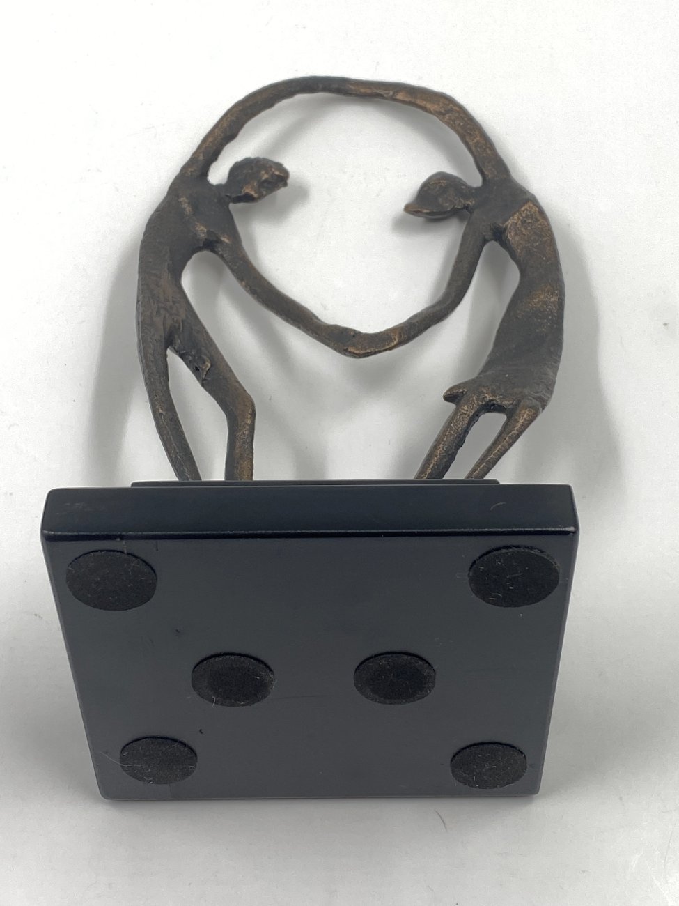 HF0360-kitokios-skulpturos-8 Metalinė skulptūra ant plastiko postamento “Vyras ir moteris” 11x14x28 cm