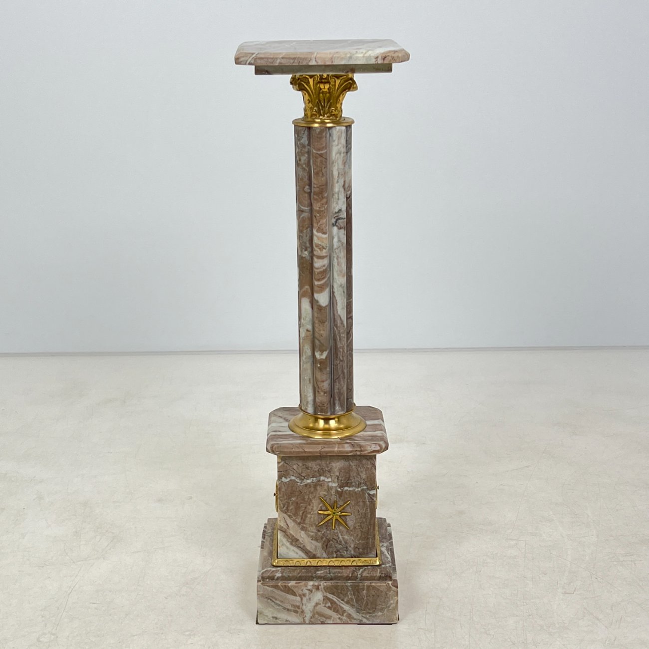 HF0374-kolonos-0 Klasikinio stiliaus marmuro kolona su žalvarinėmis detalėmis 28x28x102 cm