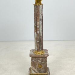 Klasikinio stiliaus marmuro kolona su žalvarinėmis detalėmis 28x28x102 cm