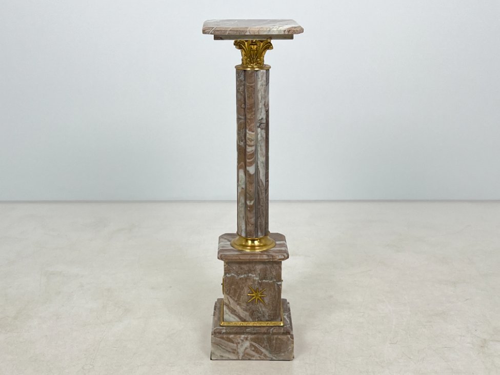 HF0374-kolonos-2 Klasikinio stiliaus marmuro kolona su žalvarinėmis detalėmis 28x28x102 cm