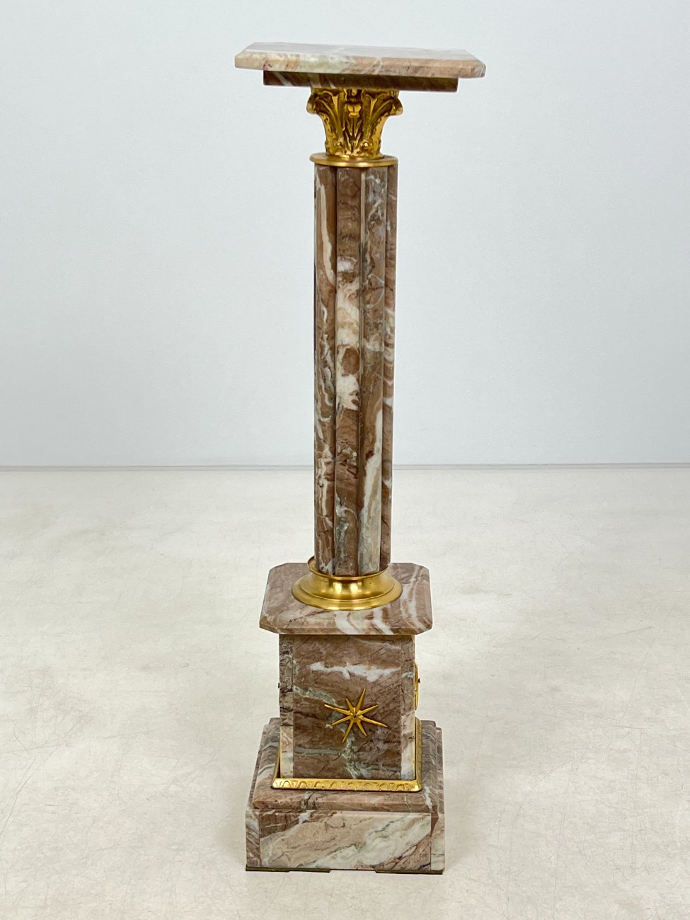 HF0374-kolonos-3 Klasikinio stiliaus marmuro kolona su žalvarinėmis detalėmis 28x28x102 cm