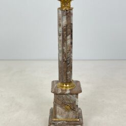 Klasikinio stiliaus marmuro kolona su žalvarinėmis detalėmis 28x28x102 cm