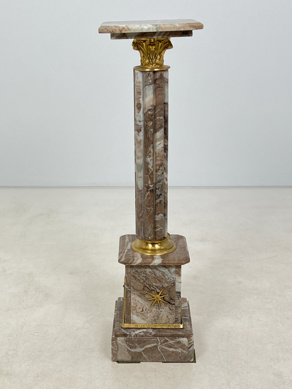 HF0374-kolonos-4 Klasikinio stiliaus marmuro kolona su žalvarinėmis detalėmis 28x28x102 cm