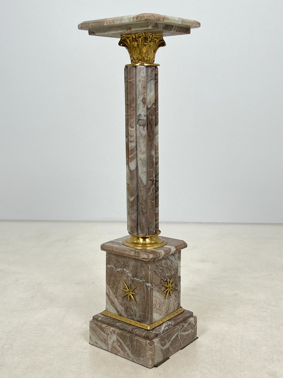 HF0374-kolonos-5 Klasikinio stiliaus marmuro kolona su žalvarinėmis detalėmis 28x28x102 cm