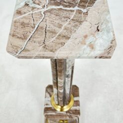 Klasikinio stiliaus marmuro kolona su žalvarinėmis detalėmis 28x28x102 cm