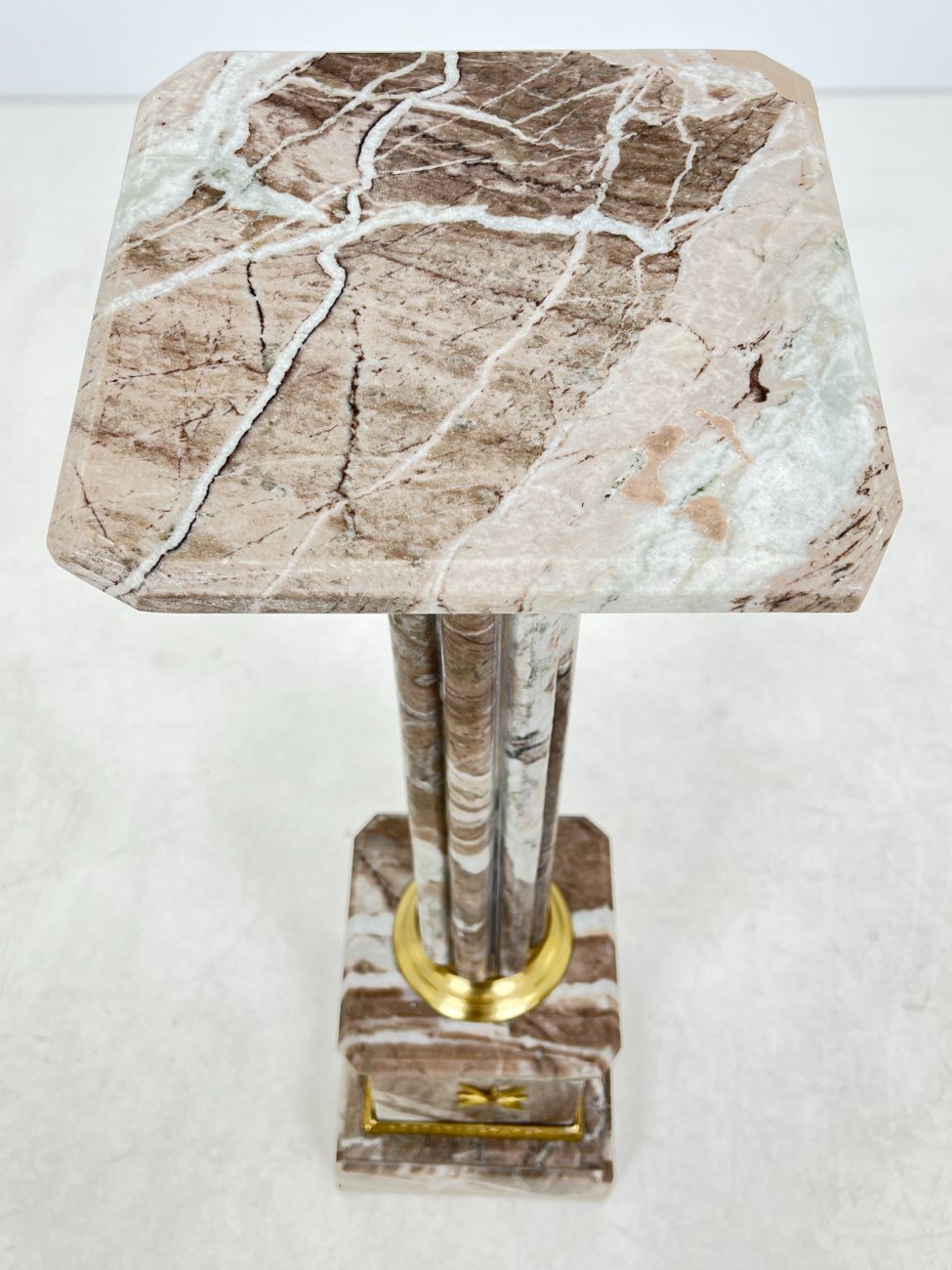 HF0374-kolonos-6 Klasikinio stiliaus marmuro kolona su žalvarinėmis detalėmis 28x28x102 cm