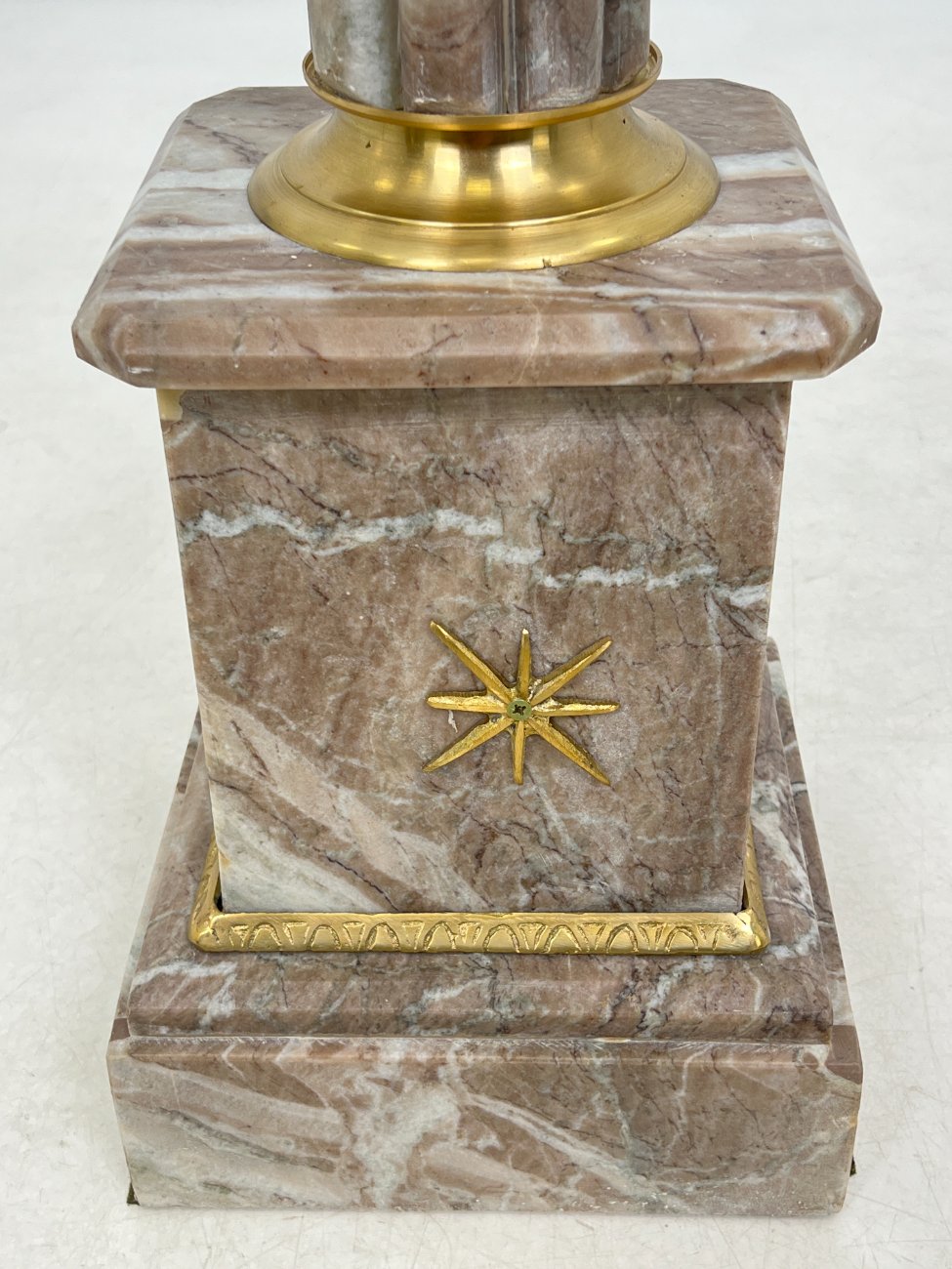 HF0374-kolonos-7 Klasikinio stiliaus marmuro kolona su žalvarinėmis detalėmis 28x28x102 cm