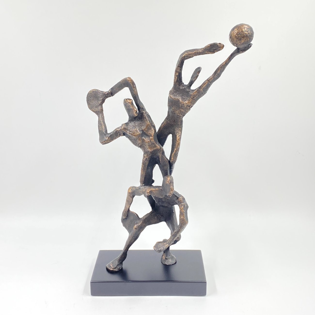 HF0386-kitokios-skulpturos-0 Ketaus statula ant plastikinio postamento “Trys krepšininkai” 12x24x40,5 cm