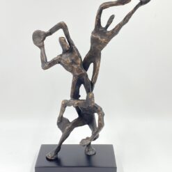 Ketaus statula ant plastikinio postamento “Trys krepšininkai” 12x24x40,5 cm