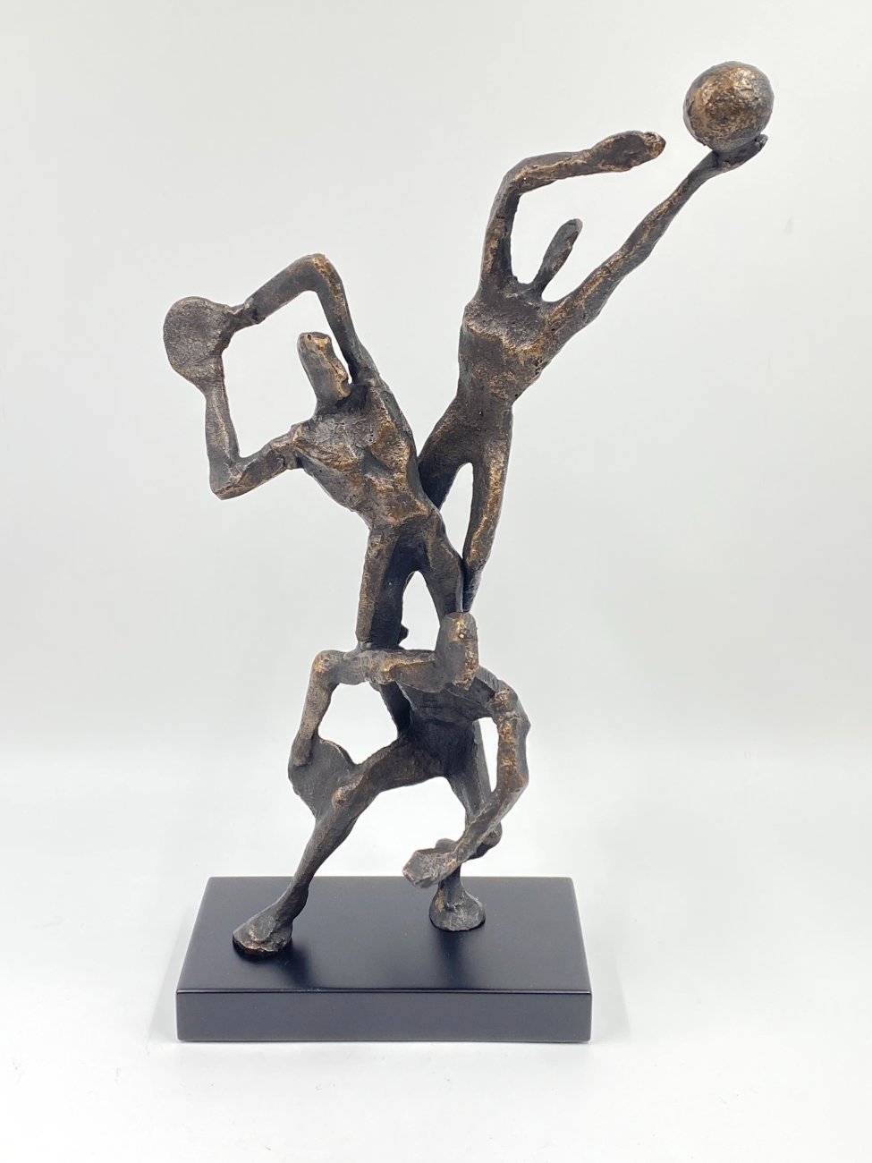 HF0386-kitokios-skulpturos-1 Ketaus statula ant plastikinio postamento “Trys krepšininkai” 12x24x40,5 cm