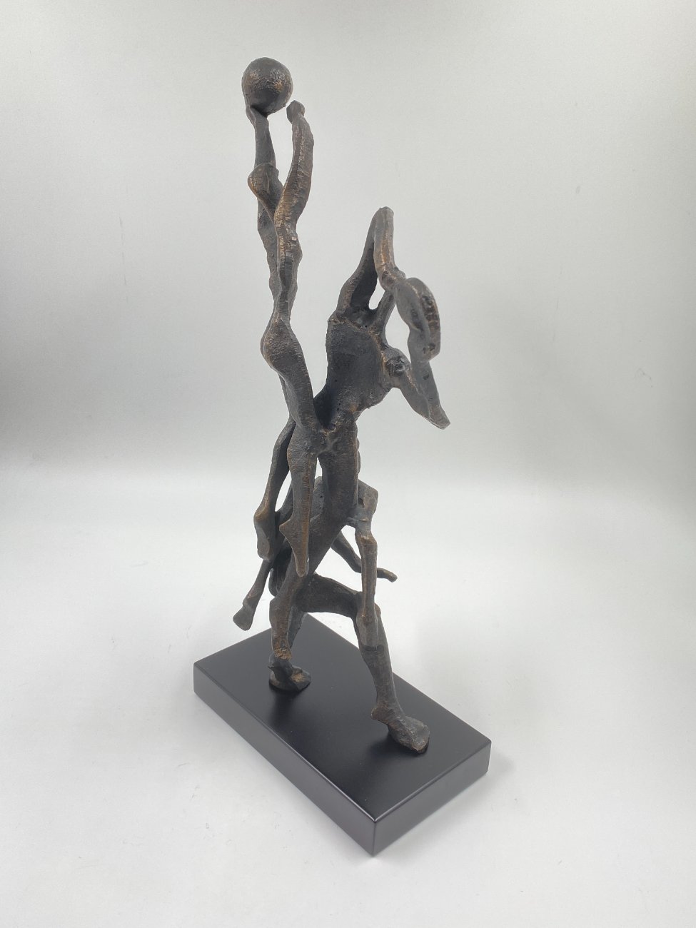 HF0386-kitokios-skulpturos-10 Ketaus statula ant plastikinio postamento “Trys krepšininkai” 12x24x40,5 cm