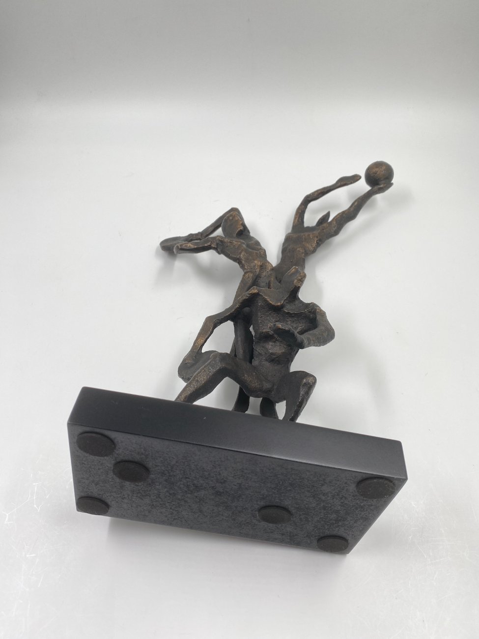 HF0386-kitokios-skulpturos-11 Ketaus statula ant plastikinio postamento “Trys krepšininkai” 12x24x40,5 cm