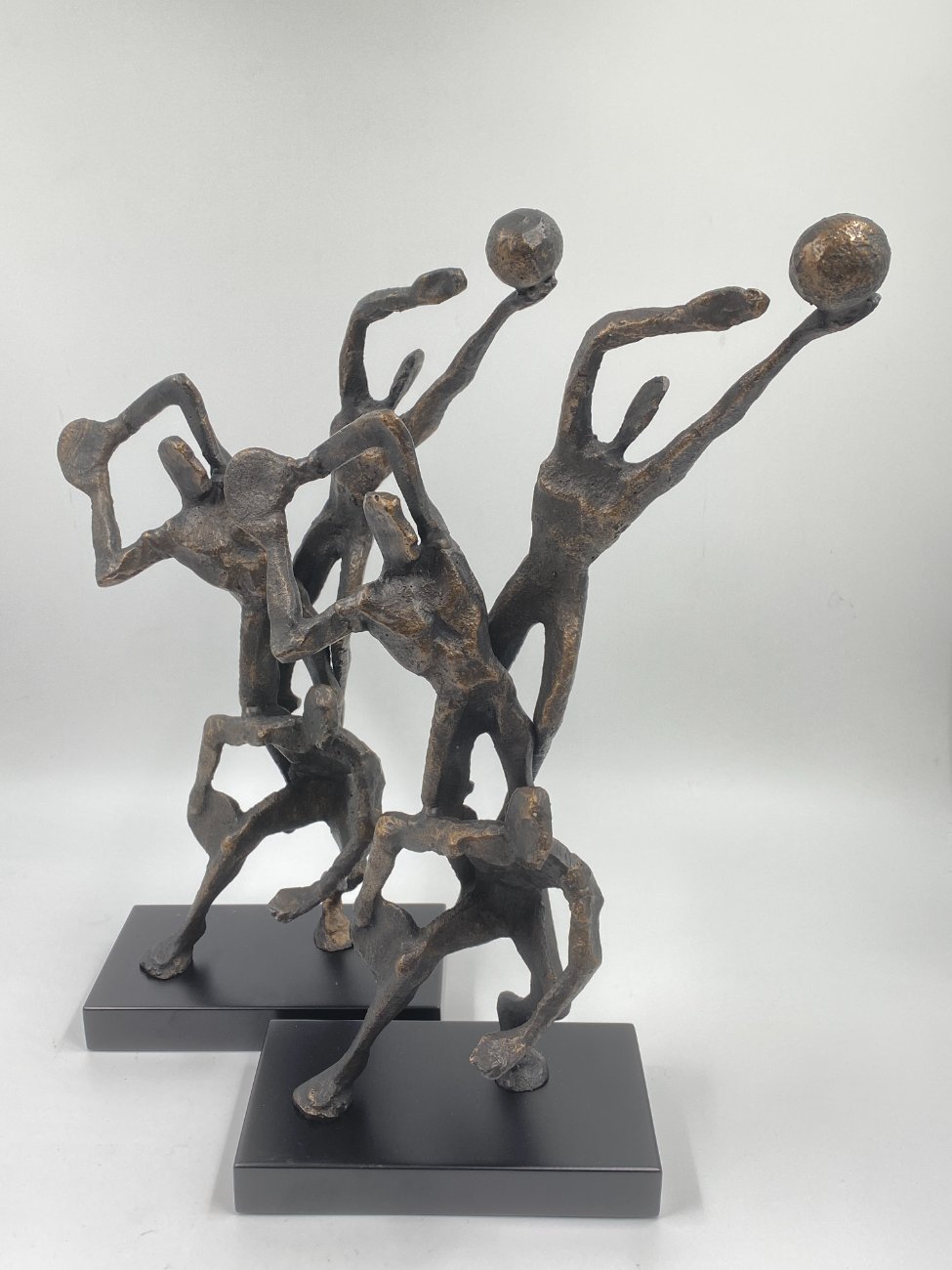 HF0386-kitokios-skulpturos-12 Ketaus statula ant plastikinio postamento “Trys krepšininkai” 12x24x40,5 cm