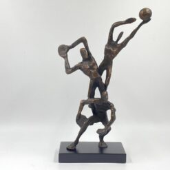 Ketaus statula ant plastikinio postamento “Trys krepšininkai” 12x24x40,5 cm