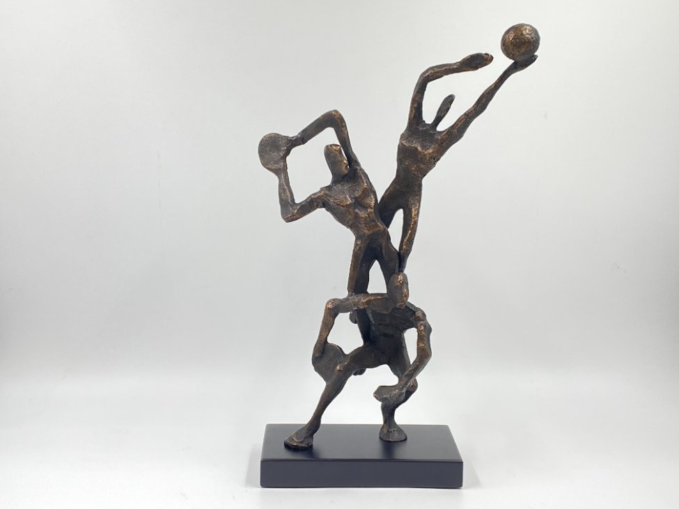 HF0386-kitokios-skulpturos-2 Ketaus statula ant plastikinio postamento “Trys krepšininkai” 12x24x40,5 cm