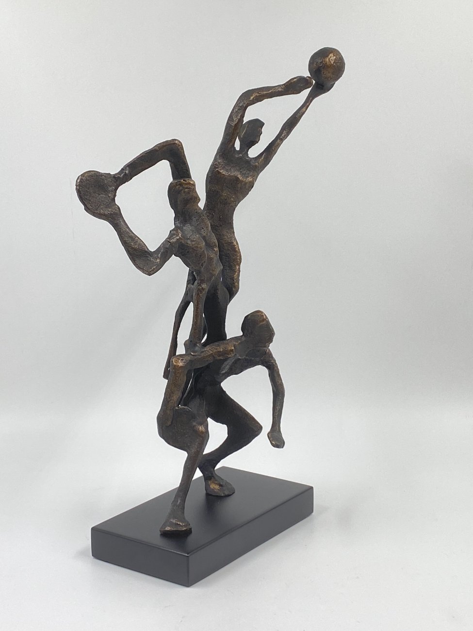 HF0386-kitokios-skulpturos-3 Ketaus statula ant plastikinio postamento “Trys krepšininkai” 12x24x40,5 cm