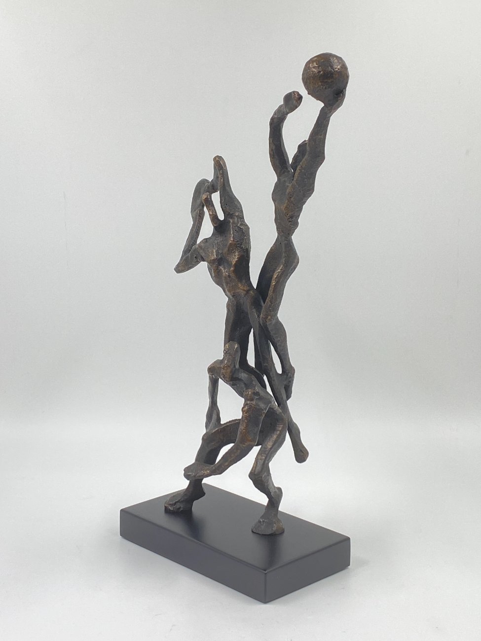 HF0386-kitokios-skulpturos-4 Ketaus statula ant plastikinio postamento “Trys krepšininkai” 12x24x40,5 cm